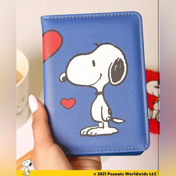 Peanuts Snoopy Passport Cover - Picture 4 of 12